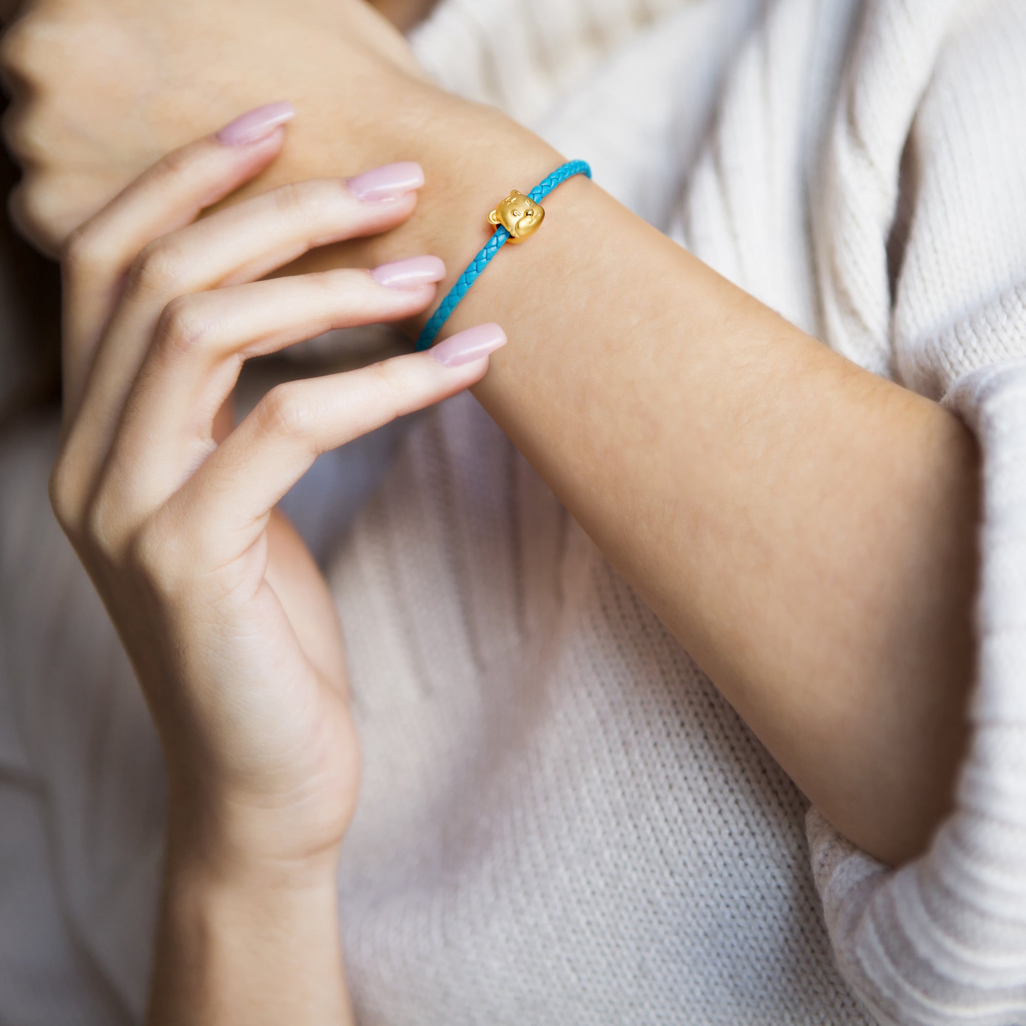 จิวเวลรี่ทอง นางแบบกำลังใส่ ชาร์มทอง เสือนักษัตร ปีขาล ปีนักษัตรจีน สัตว์น่ารัก สร้อยข้อมือสีฟ้า Pandora ทองแท้ ทอง999 ทอง24K